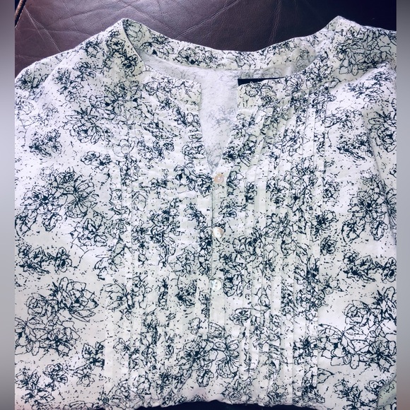 Talbots Shirt Size Medium Pullover Roll Tab Sleeve Floral Pintucks 100% Cotton - Picture 4 of 9